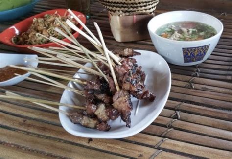 Sajikan sate maranggi dengan acar tomat dan sambal kecap. 7 Makanan Khas Daerah Purwakarta Yang Wajib Dicicipi