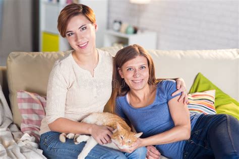 pares homosexuales de mujeres lesbianas en casa en el sofá foto de