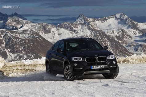 Bmw x family plays in the snow