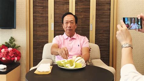 但有網友留言問，疫情指揮中心稱就算捐贈也要中央與原廠簽約採購，是否影響捐贈疫苗困難。 郭也親自回覆肯定表示，「會」，留言反再引起討 不過該網友追問，「請問郭董有什麼方式來應對？ 」郭即未再回應。 有趣的是，郭台銘的回覆也引發網友討論，有人就驚訝的留言「哇靠郭台銘也會看. 郭台銘宣布不參與明年總統選舉 | Now 新聞