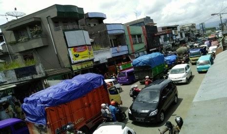 Pasar cibadak sukabumi dekat terminal cibadak terbakar tadi sore. Kemacetan Parah Sukabumi Masih Berlanjut - Uzone