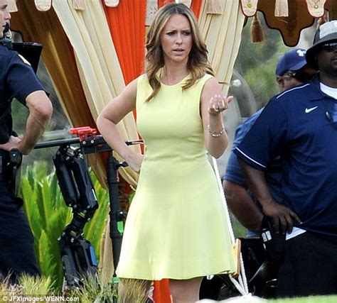 Jennifer Love Hewitt Shows Off Her Toned Legs In Yellow Shift Dress As She Films The Client List