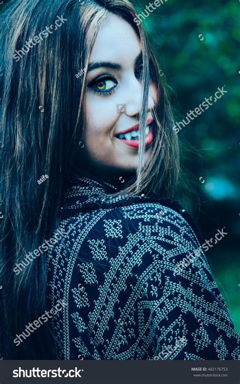 Beautiful Vampire Woman Turning Head Back Foto De Stock 482176753