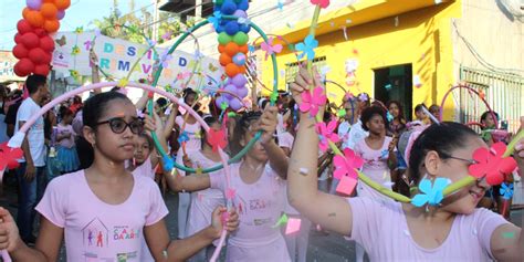 alunos da educação infantil participam de desfile da primavera missionários da compaixão