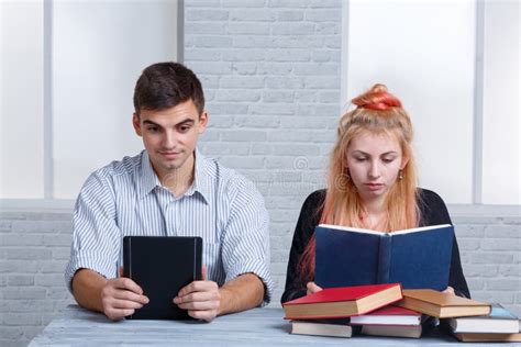 Dos Personas Están Estudiando La Muchacha Es Libros De Lectura Y El