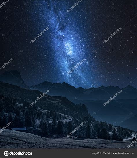 Vía Láctea Sobre Passo Gardena Por La Noche Dolomitas Italmente