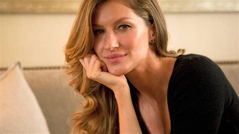 Longe Das Passarelas Gisele Bündchen Posa Nua Entre Lençóis Veja