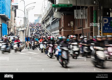 Taipei Taiwan December 2015 Heavy Rush Hour Scooter Traffic On A