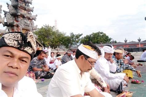 Indonesian Hindus Gather For Mass Prayer In Palu For Earthquake Tsunami