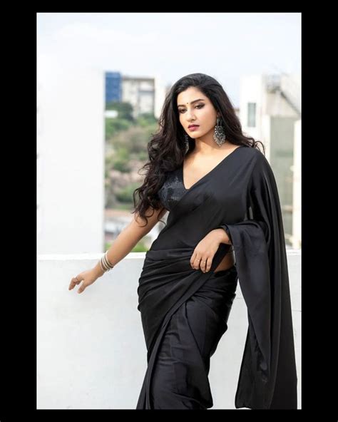 Anchor Vishnu Priya Sizzling Stills In Black Saree Glam Actress