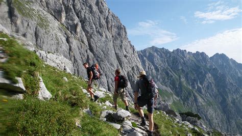 ˈtsuːkʃpɪtsə) at 2,962 m (9,718 ft) above sea level, is the highest peak of the wetterstein mountains as well as the highest mountain in germany. Wandern rund um die Zugspitze - Die Bergführer - mit uns ...