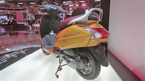 Once i tried to extract maximum mileage possible by riding the scooter very carefully all activas are tuned similarly but then it depends how you ride it, so my friend fill in a bottle with a litre petrol in it and put it in your activa's deck. Honda Activa 5G 2018 DLX - Price, Mileage, Reviews ...