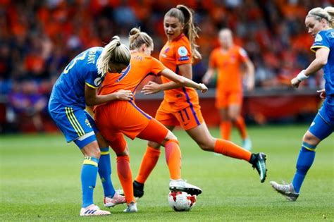 Het nederlands elftal voor vrouwen heeft dan ook lange tijd nauwelijks successen weten te boeken en het damesvoetbal is voor veel critici ook een dankbaar mikpunt voor spot geweest. Eindelijk staat vrouwenvoetbal in Nederland op de kaart ...