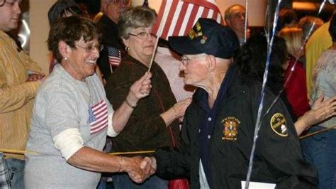 Slideshow Emotional Reunions As Wwii Vets Return Home From Honor Flight