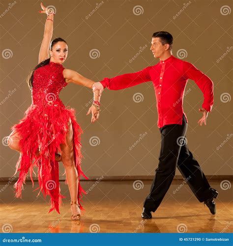 couples latins de danse dans l action samba sauvage de danse photo stock image du hommes