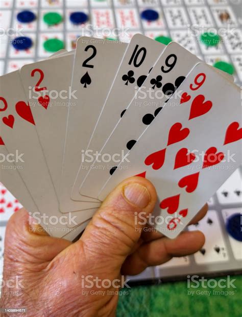 카드 놀이 녹색 테이블 배경에 카드를 들고 있는 노인의 손 노인에 대한 스톡 사진 및 기타 이미지 노인 카지노 가능성 Istock