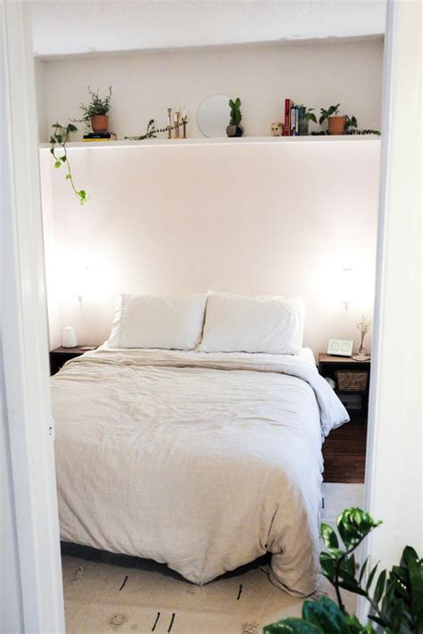 Just because your bedroom is small doesn't mean it has to be boring. 13 Practical No Headboard Ideas for Your Bedroom | Life's ...