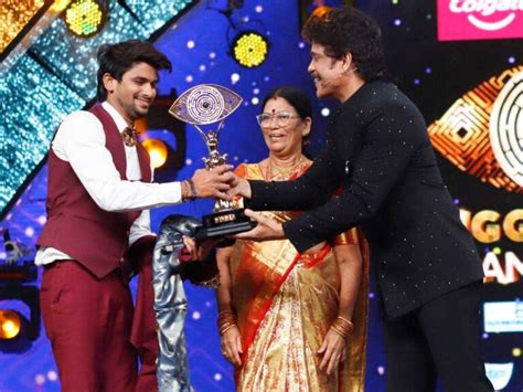 VJ Sunny Lifts Bigg Boss 5 Telugu Winner Trophy 2Telugustates