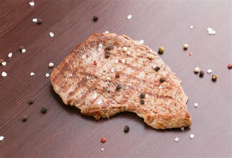 Asciugare l'entrecote, mettere il burro in una padella, scaldare bene e rosolare la carne a fuoco vivo. Bistecca in padella: come si cucina un grande classico ...