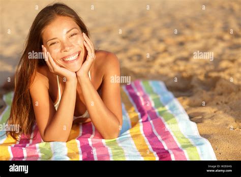 Bella Mujer Tomando El Sol En La Playa Tumbado Sobre Una Toalla Frente A La Cámara Con Su