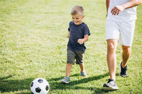 Padre Con Hijo Jugando Al Fútbol En El Campo Foto Gratis