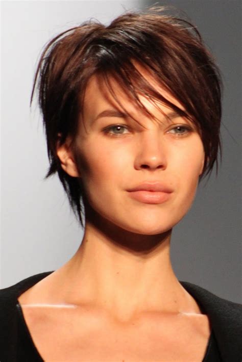 Whether you are growing out regrettable bangs, outgrown your pixie cut, or don't have access to a salon right now, read on for tips on growing out short hair. great for thinner hair | Growing out short hair styles ...