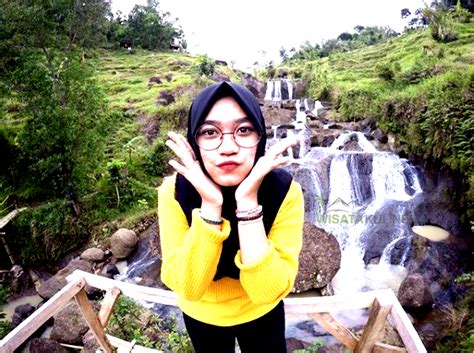 Sekilas memang terlihat hampir menyerupai tirai yang datar. Wisata Air Terjun Kedung: Lokasi, Rute, Fasilitas & Harga Tiket