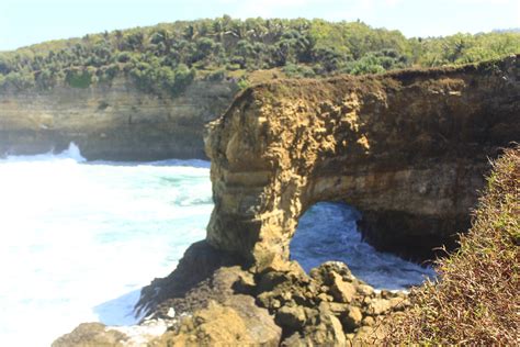 Pantai karang bolong sukabumi suradeподробнее. Pantai Karang Bolong, Si Eksotis Milik Pacitan