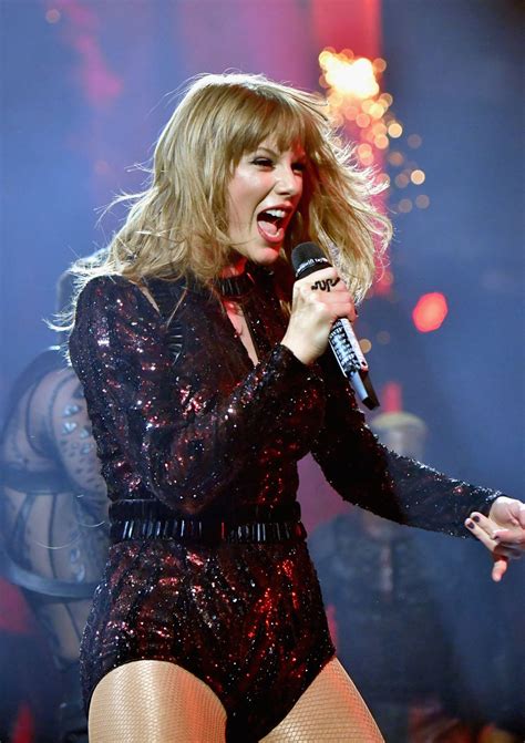 Taylor Swift Performing At The 2018 American Music Awards In La