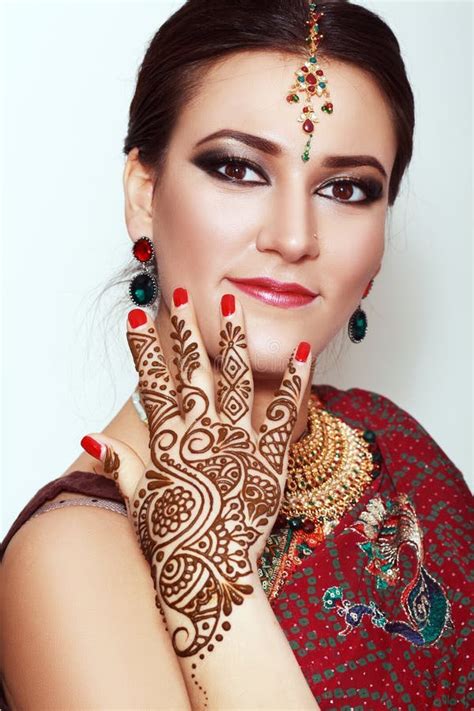 369 Brunette Indian Woman Portrait Indian Girl Sari Mehndi Stock Photos