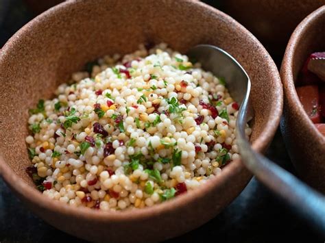 On ouvre les coquillages dans une sauteuse, avec du vin blanc, de l'huile d'olive et de l'ail, puis on les réserve. Fregola sarda ricetta vegetariana che non ti aspetti ...