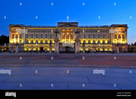 Floodlit Buckingham Palace Hi Res Stock Photography And Images Alamy