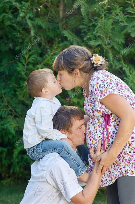 Familia Feliz Madre Embarazada Con Su Marido Y Su Hijo En El Parque