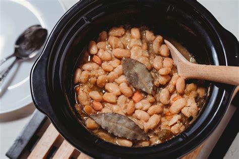 how to cook great northern beans in the crockpot thekitchenknow