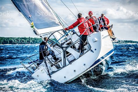 Squadra Di Vela Su Barca A Vela Durante La Regata Foto Di Stock Istock