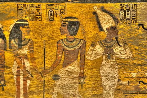 king tut in centre tomb of tutankhamun kv62 valley of the kings unesco world heritage site