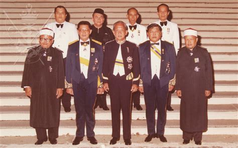 Nenda dan ayahanda baginda telah menolak untuk dilantik menjadi yang di pertuan agong apabila sampai giliran baginda m 073 kembara johor 2: Sejarah Kesultanan Melayu Johor