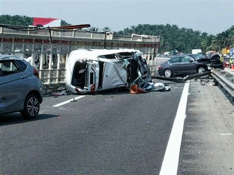 Terdapat beberapa punca kemalangan jalan raya seperti memandu melebihi had laju. GAMBAR & VIDEO Kemalangan Dahsyat Treler Terbalik Dan ...