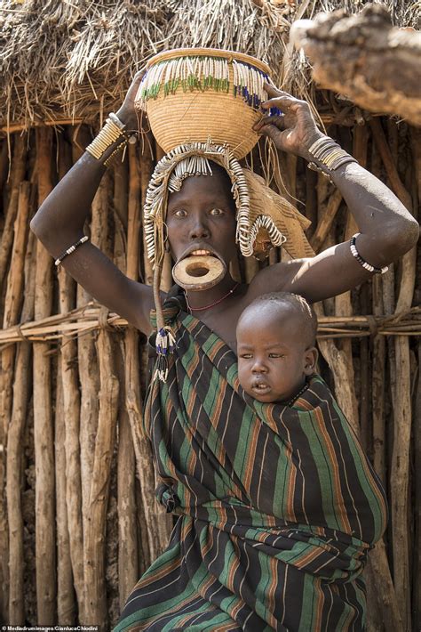 Stunning Photos Reveal The Unique Beauty Of Ethiopias Much Feared Mursi Tribe Daily Mail Online