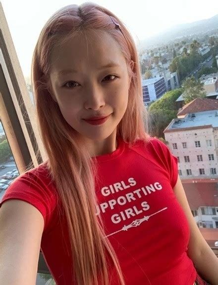 Sulli Continues Posting Photos With No Bra And Female Netizens Are
