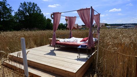 Ein bett im kornfeld, das ist immer frei denn es ist sommer und was ist schon dabei? Ein Bett im Kornfeld. Foto & Bild | deutschland, europe ...