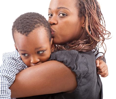 Mère Africaine Avec Son Fils Dans La Chambre De Cuisine Image stock