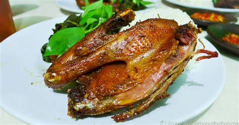 Daging bebek yang gurih lalu dicocol sambal mangga yang pedas dan segar, siapa yang bisa menolak? Resep Masakan Bebek Goreng Khas Bumbu Bali - Aneka Resep ...
