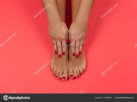 Schöne Weibliche Füße Und Hände Im Wellness Salon über Pediküre Und Maniküre Stockfotografie