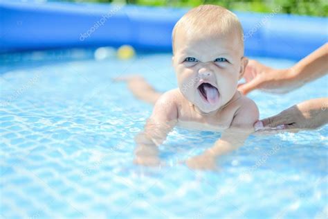 Маленький ребенок в бассейне стоковое фото ©lexmomot 80757996