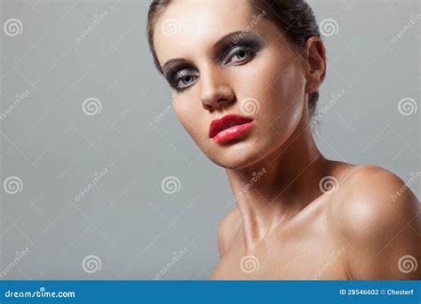 Verticale De Plan Rapproché De Visage De Femme Avec Les Yeux Fumeux Photo Stock Image Du Beau