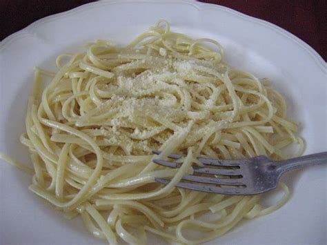 When the garlic turns golden brown, add the parsley (careful: Linguine con aglio e olio d'oliva | Yummy side dish ...
