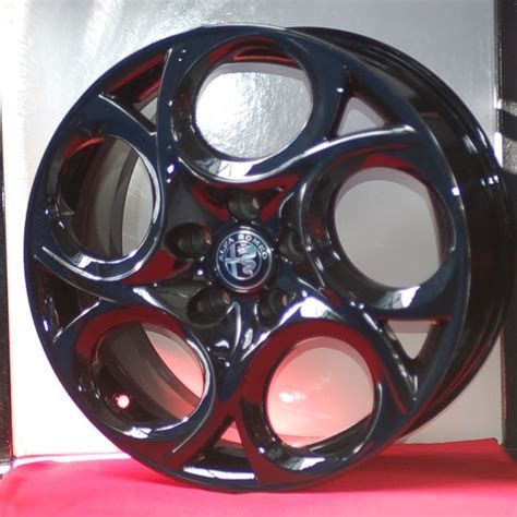 Welcome on alfa romeo official page, a world of emotion and timeless beauty. Cerchi Giulietta 17 Originali Alfa Romeo a 5 Fori Nero ...