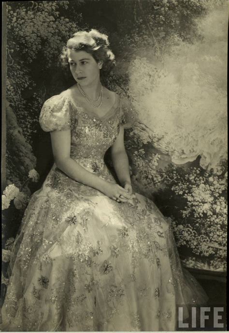 She is known to favor simplicity in court life and is also known to take a serious and informed interest in government business, aside from traditional and ceremonial roles. 30 Rare and Stunning Vintage Photos of a Young Queen ...
