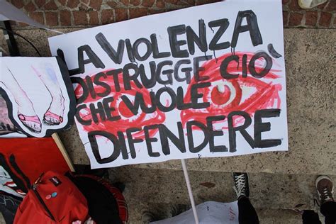 Giornata Contro La Violenza Sulle Donne Spettacolo Al Teatro Mostra Di Foto E Dibattito